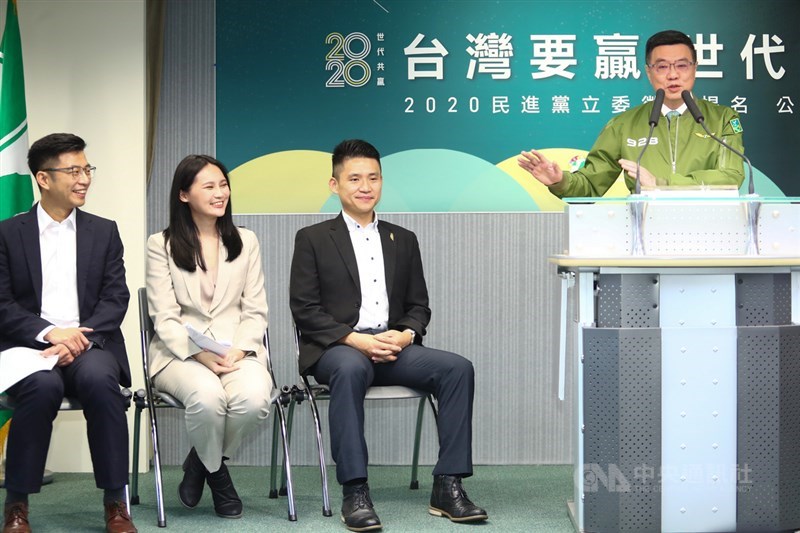 民進黨中執會18日通過最後一波立委艱困選區徵召案,黨主席卓榮泰(右起)會後宣布新北市新店徵召張銘祐、汐止區徵召賴品妤、新竹縣第1選區徵召黨發言人周江杰參選。中央社記者王騰毅攝 108年9月18日