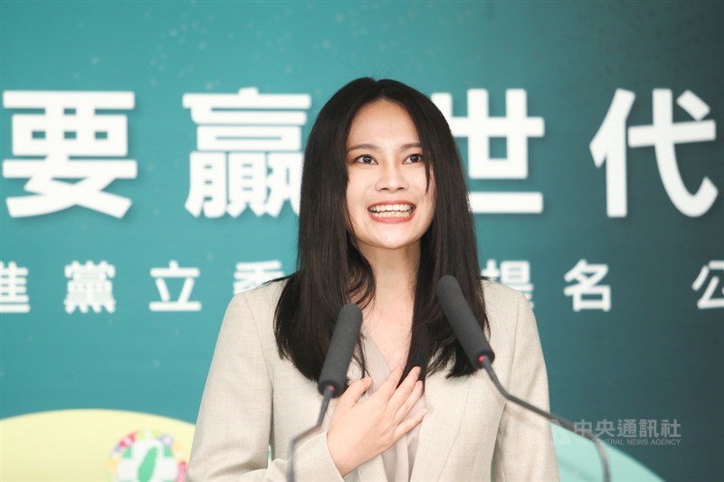 民進黨中執會18日通過最後一波艱困選區徵召案,區域立委布局宣告完成,在新北市汐止區確認徵召「太陽花女戰神」賴品妤參選。中央社記者王騰毅攝 108年9月18日