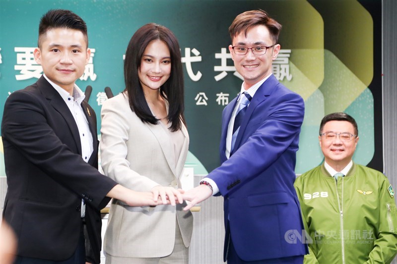 民進黨中執會18日通過最後一波立委艱困選區徵召案,新北市汐止區徵召「太陽花女戰神」賴品妤(左2)、新北市新店徵召名嘴張銘祐(左)、新北市中永和徵召黨主席卓榮泰(右)的特助蔡沐霖(右2),3人皆是首度參選。中央社記者王騰毅攝 108年9月18日