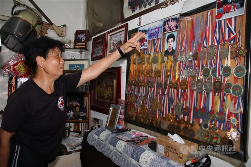 今年70歲的林美霞從九二一地震受災戶轉變為紅十字會搜救隊員,20年了,林美霞仍住在九二一地震時被震損的老房子,一頭短髮顯得相當幹練,長年在太陽下擔任救生員志工,皮膚早已曬成健康的小麥色,牆上掛滿了各種表揚狀、獎牌和她年輕時的照片,記錄她一路走來的救災歷程。中央社記者蕭博陽攝 108年9月18日