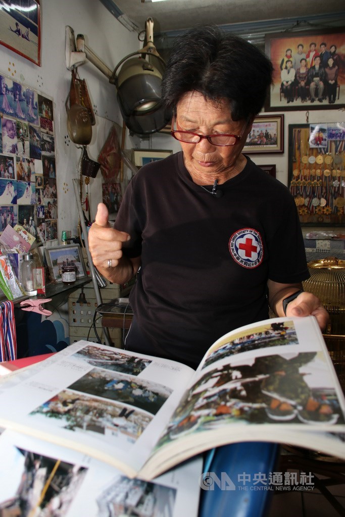 今年70歲的林美霞從九二一地震受災戶轉為紅十字會搜救隊員,她20年來,曾參與四川汶川地震、莫拉克八八風災、南投神木村土石流、台南大地震維冠大樓倒塌、花蓮大地震等國內外搜救任務。她也經常以地震災民過來人身分鼓勵其他災民。中央社記者蕭博陽攝 108年9月18日