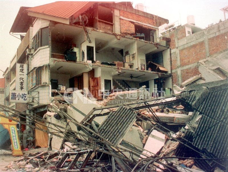 九二一大地震震央位於南投縣集集鎮境內,鄰近的埔里地區災情慘重。(中央社檔案照片)