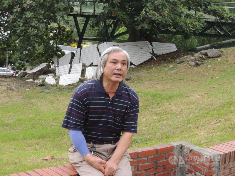「沒了,才知道什麼叫沒了」,電影「唐山大地震」中的台詞對走過九二一大地震的黃書煙來說痛徹心扉,那夜他「沒了」3名摯愛家人,20年來靠著倖存的兒子陪伴走過悲傷幽谷。中央社記者郝雪卿攝 108年9月19日