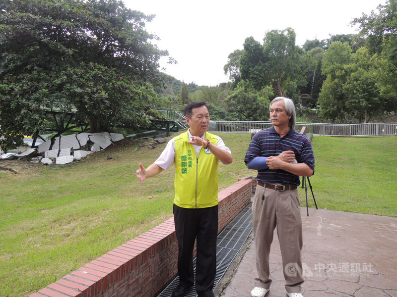 一路陪伴黃書煙走出悲痛的台中市議員曾朝榮(左)表示,別看九二一地震倖存者黃書煙(右)如今可雲淡風輕話當年,其實也曾意志消沉,經過多年才慢慢沉澱心情,這當中親友陪伴及持續運動是最佳助力。中央社記者郝雪卿攝 108年9月19日