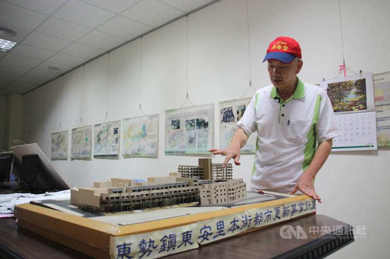 明泰鞋坊老闆林宗立在當年街廓改建模型前解釋整個改建工程過程。中央社記者林克倫攝 108年9月19日