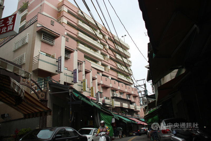 九二一大地震震垮了東勢本街所有店鋪,地震後成功完成街廓改造。圖為東勢立體停車場,停車場竣工後有效解決市區停車一位難求的困境。中央社記者林克倫攝 108年9月19日