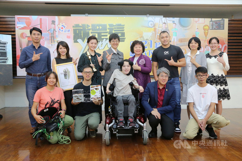 教育部與公共電視合作拍攝的「就是這Young」紀錄片，第4季將在21日首播，這季選中2018年金鐘獎迷你劇集類最佳女配角楊小黎（後左3）、「球學聯盟」創辦人何凱成（後右3）等13個台灣新世代的築夢故事。（教育部提供）中央社記者陳至中台北傳真 108年9月19日