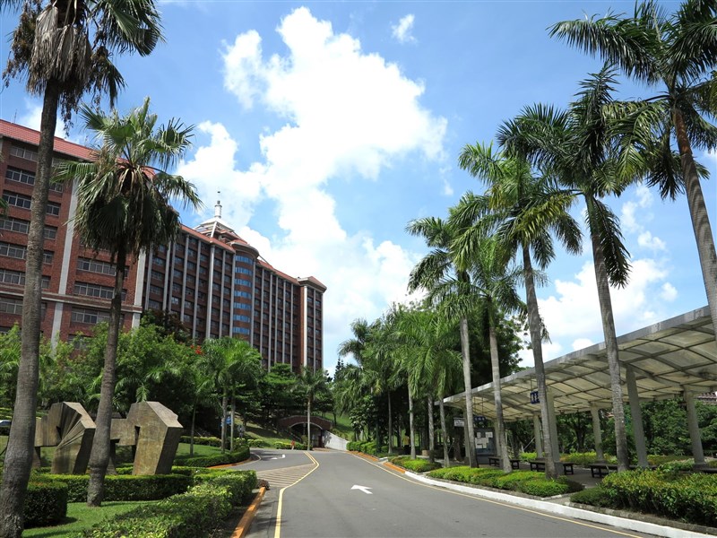 高雄義守大學一名港生13日在宿舍張貼聲援反送中便利貼,同宿舍陸生見狀上前撕毀並涉嫌向對方動粗、辱罵。校方19日表示,雙方已和解。(圖取自facebook.com/isu.edu.tw)