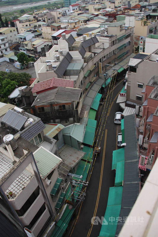 東勢本街街廓改建因有部分住戶不願意(圖左前方)導致建築立面出現不一致情況。中央社記者林克倫攝 108年9月19日