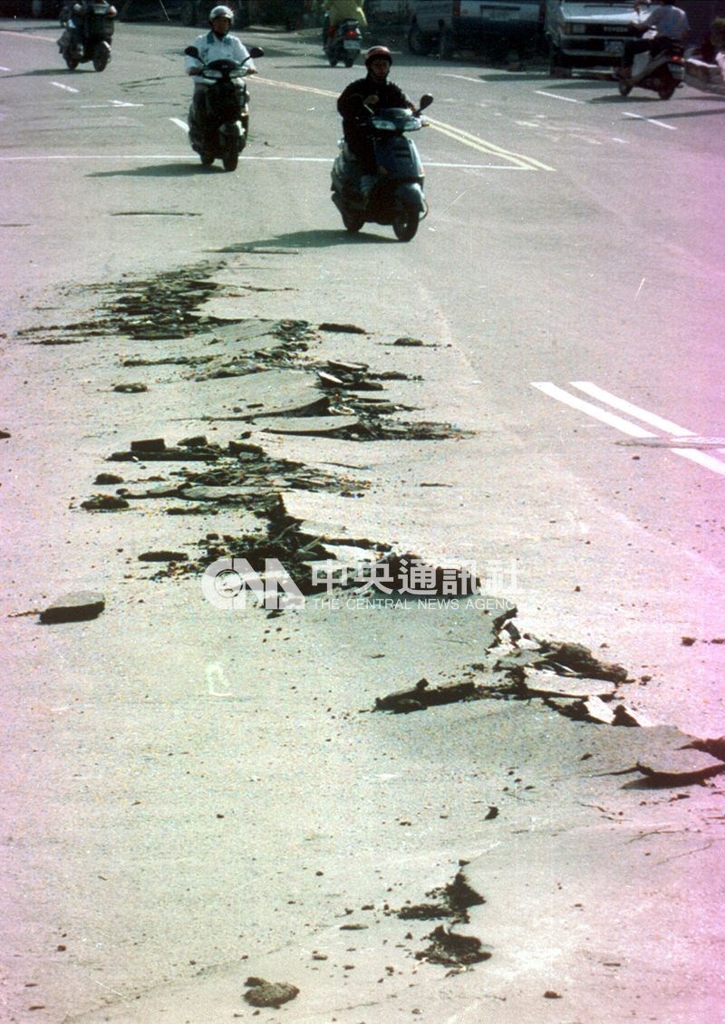 九二一大地震造成台中縣東勢鎮道路裂痕處處可見。(中央社檔案照片)