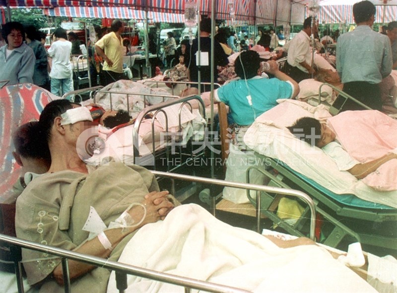 九二一地震造成許多傷亡,豐原醫院在院旁空地搭起帳篷,臨時安置傷患。(中央社檔案照片)