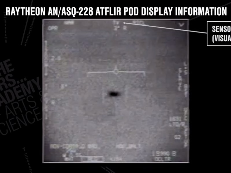 美國海軍18日終於承認戰鬥機飛行員拍到的不明飛行物體影片是真的。（圖取自To The Stars Academy of Arts & Science YouTube頻道）