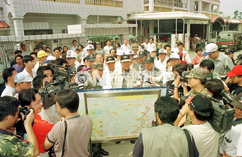 李登輝總統1999年10月5日前往雲林縣古坑鄉,關心九二一災民安置情況,李總統勉勵受災戶,以更寬廣的心和視野面對災後重建。(中央社檔案照片)