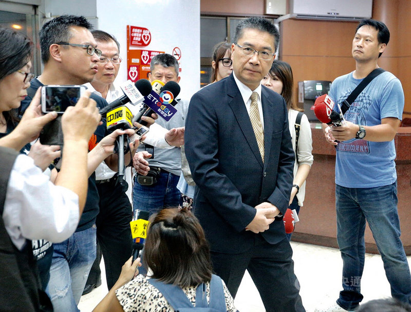 高雄市近日街頭暴力頻傳,除警力進駐,內政部長徐國勇(前右)20日也親自南下高雄坐鎮,受到大批媒體關注。中央社記者董俊志攝 108年9月20日