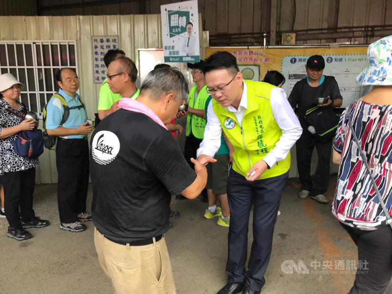 民進黨籍台中第5選區(北、北屯區)立委參選人莊競程(前右2)連日來勤跑基層,爭取選民支持。中央社記者趙麗妍攝 108年9月20日