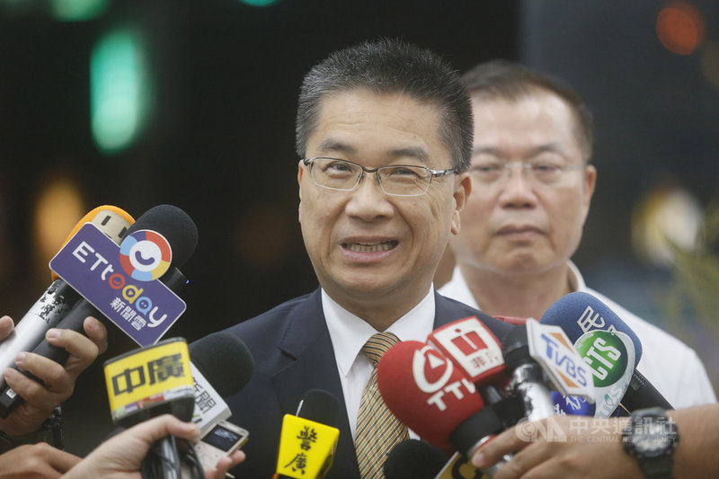 高雄市近日街頭暴力頻傳,內政部長徐國勇(中)20日晚間南下高雄坐鎮,並接受媒體訪問。中央社記者董俊志攝 108年9月20日