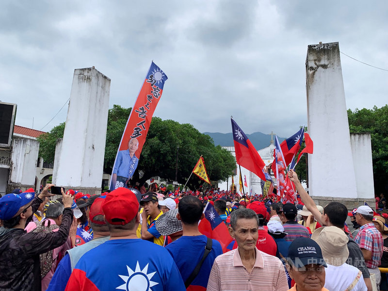 國民黨提名總統參選人韓國瑜21日走訪屏東縣,參訪萬巒鄉知名景點萬金聖母聖殿等多處,吸引大批支持者聚集支持,熱情相挺。中央社記者郭芷瑄攝 108年9月21日