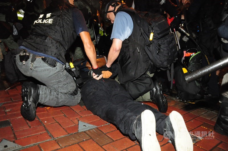 香港警方截至20日已拘捕1474名反送中示威者,其中79人被控最高刑期為10年的暴動罪。圖為8月25日反送中荃葵青遊行,示威者晚間在警方在清場時被拘捕。(中央社檔案照片)