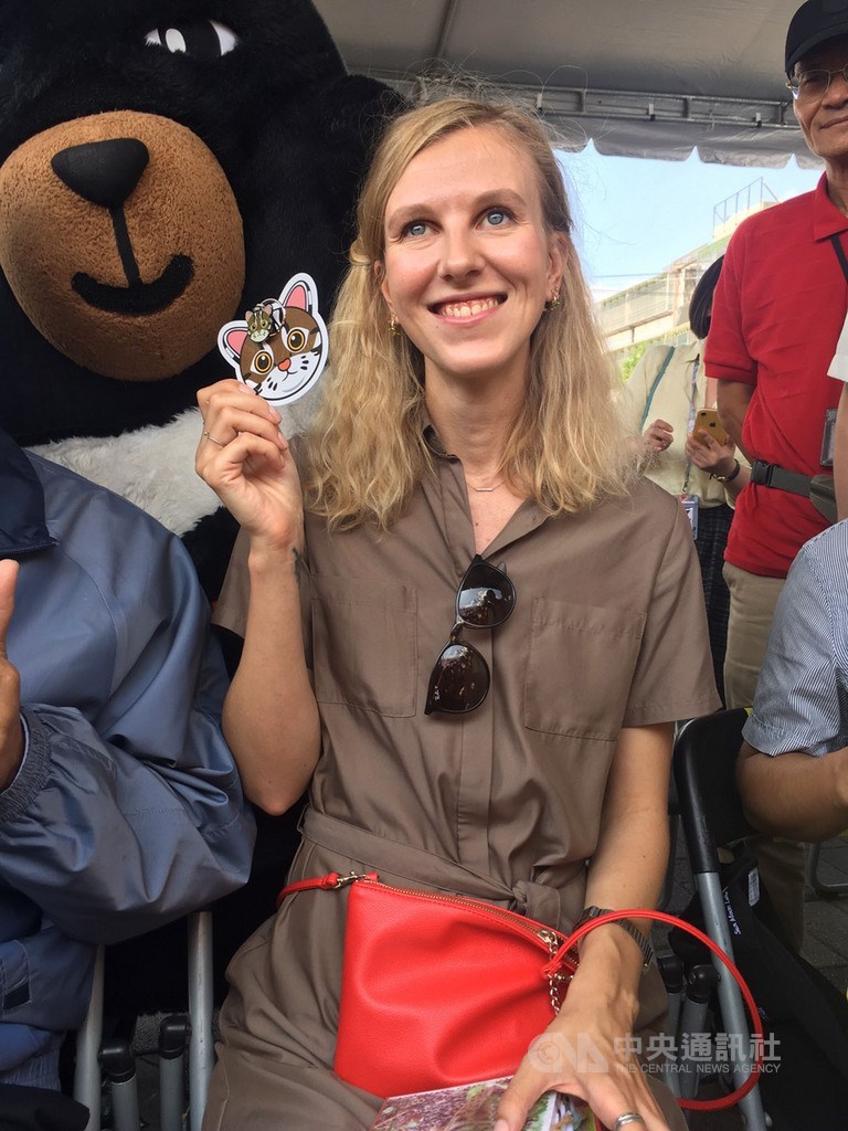 集集彩繪列車歷經風波後18日正式啟用,俄國插畫家莫洛措娃(Katya Molodtsova)特別來台參加啟用典禮。(中央社檔案照片)