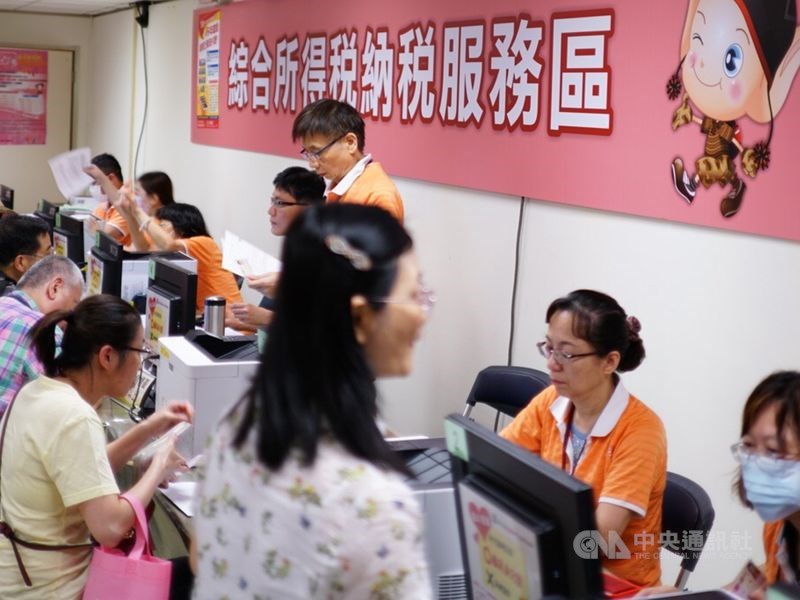 稅捐稽徵法修正草案的預告期日前結束,財政部官員表示,不少意見支持針對情節重大者最重可罰到新台幣一億元。圖為民眾申報綜所稅。(中央社檔案照片)