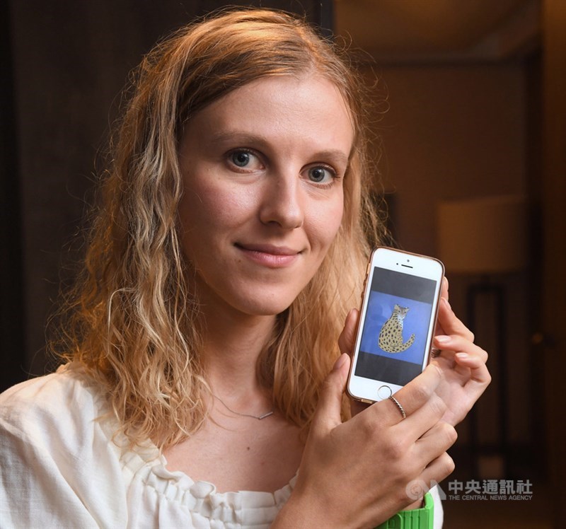 俄羅斯插畫家卡嘉‧莫洛措娃(Katya Molodtsova)訪台,20日在新北市接受中央社專訪,對於擔任台灣駐俄羅斯「觀光大使」的想法,她說,目前還不清楚該怎麼做,但她明白許多人期待她在網路上以圖像、影像或文字形式分享台灣印象,回莫斯科後,相信很快就會著手處理。中央社記者王飛華攝 108年9月21日