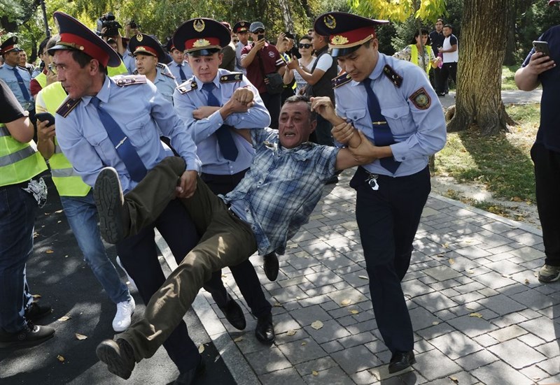 中國西北方的鄰國哈薩克最大城阿拉木圖21日爆發街頭示威,反對中國對哈薩克影響力日增是訴求之一,有示威者被警方強行拖上警車。(美聯社)