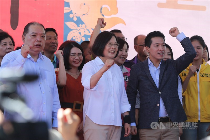 總統蔡英文(前中)13日與民進黨立委何志偉(前右)等人出席葫蘆堵海光宮中秋博餅活動,尋求民眾支持2020大選。中央社記者徐肇昌攝 108年9月13日