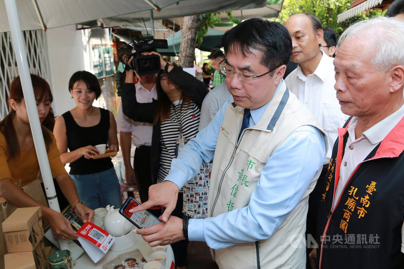 台南市孔廟商圈的府中街假日創意市集30家攤商全數導入行動支付,市長黃偉哲(前右2)22日前往實際體驗,稱讚相當便利。(台南市政府提供)中央社記者楊思瑞台南傳真 108年9月22日