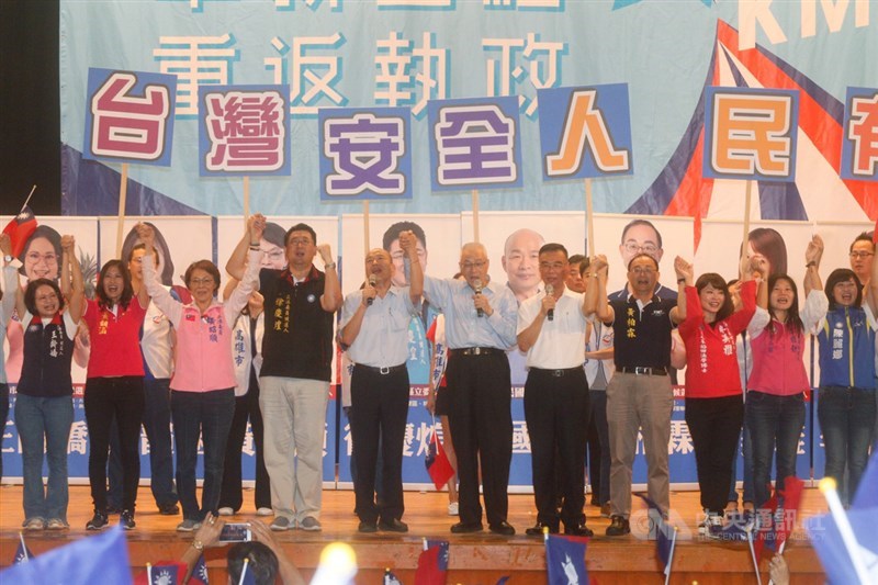 國民黨主席吳敦義(前右6)3日晚間與國民黨總統提名人韓國瑜(前左5)一同出席「勝選2020團結相挺大會」,籲請選民支持,讓國民黨2020年重返執政、立委席次過半。中央社記者董俊志攝 108年9月3日