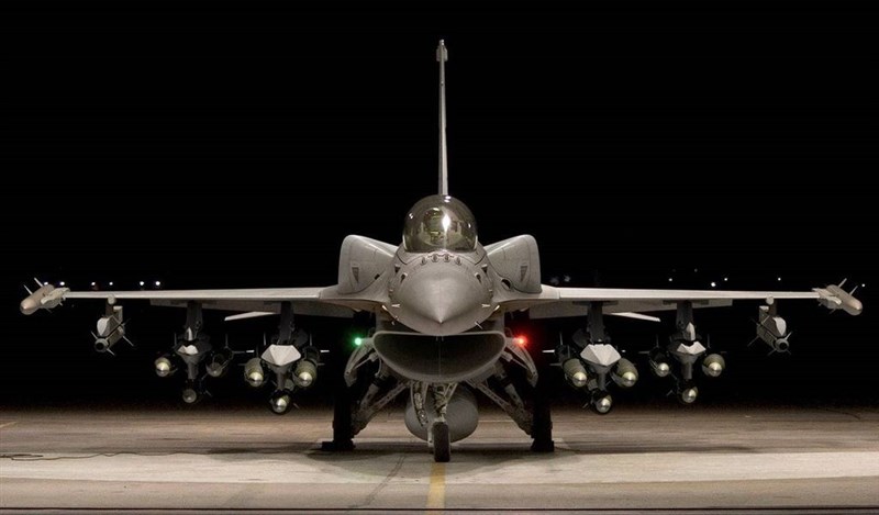 國防部長嚴德發23日在立法院備詢表示,F-16V(圖)對應共軍的殲20戰機沒問題,且國軍飛官戰技高超,「一對一絕對把它(殲20)打掉」。(圖取自洛克希德馬丁公司網頁lockheedmartin.com)