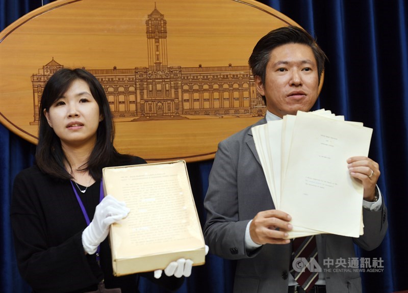 總統蔡英文博士學位風波不斷，總統府發言人張惇涵（右）等人23日下午舉行記者會，強調蔡總統是經過嚴謹過程取得博士學位，絕無問題，現場也公布蔡總統博士論文原始文件。中央社記者施宗暉攝　108年9月23日