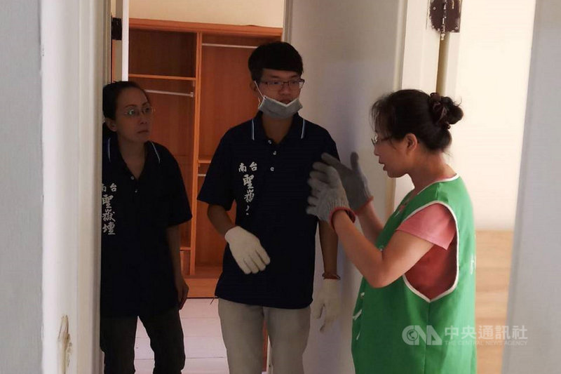 台南市安平區平通里一對就讀高中的雙胞胎兄弟,日前在家煮食時因瓦斯氣爆意外受傷,租屋處也受損,里長李秀珀23日表示,日前已幫他們找到新住處,22日由里辦公室發動志工助搬家,接下來也將持續關心。(里長李秀珀提供)中央社記者楊思瑞台南傳真 108年9月23日