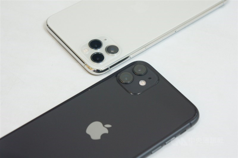 iPhone 11系列新機20日開賣,圖為搭載雙鏡頭的黑色iPhone 11、配備3鏡頭的銀色iPhone 11 Pro Max。中央社記者吳家豪攝 108年9月20日
