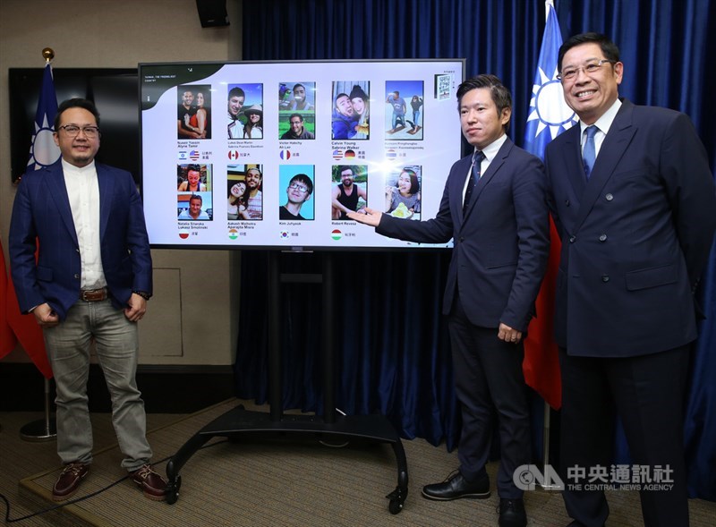 中華文化總會24日在總統府舉行記者會,公布「來去總統府住一晚」全球10組入選名單,文總副秘書長李厚慶(左起)、總統府發言人張惇涵、總統府第三局局長李南陽一起介紹入選名單。中央社記者鄭傑文攝 108年9月24日