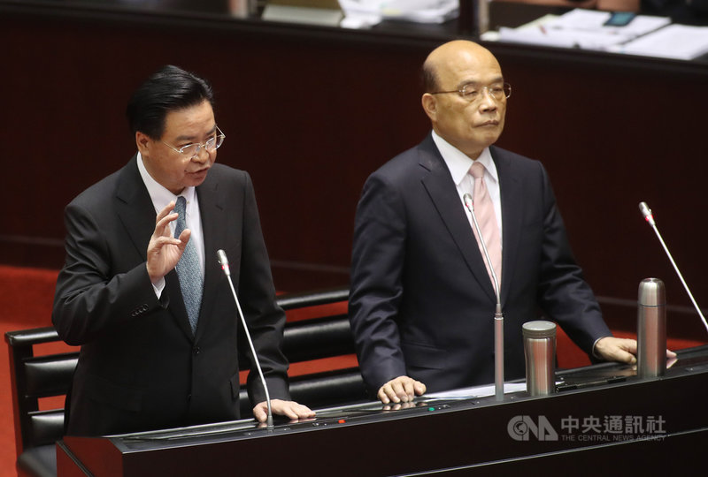 外交部長吳釗燮(左)24日在立法院議場表示,駐紐約辦事處長徐儷文獲美國政府邀請,進到聯合國參加由美國政府主辦的宗教自由會議,這是非常好的消息,台美關係升溫大家都看得到,台灣所崇尚自由、民主也讓世界看得到,台灣在宗教自由上的成就,獲得美國邀請,「是值得國人高興的事」。中央社記者張皓安攝 108年9月24日