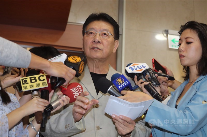 黨產會24日認定中廣公司是國民黨附隨組織,下午在記者會中指出,將依黨產條例向中廣追徵新台幣77億3138萬9185元。中廣董事長趙少康(中)隨後也舉行記者會做出回應。中央社記者裴禛攝 108年9月24日