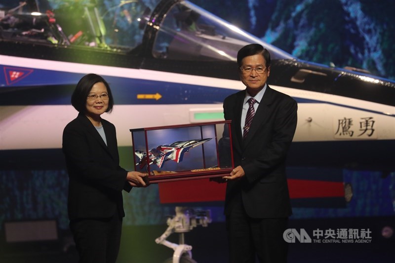 國機國造、首架新式高教機24日正式出廠,定名「勇鷹」。總統蔡英文(左)上午在台中漢翔沙鹿廠區主持儀式並為典禮揭幕。右為國防部長嚴德發。中央社記者吳家昇攝 108年9月24日