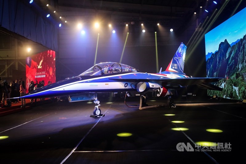 國機國造、首架「AJT(Advanced Jet Trainer)新式高教機」24日上午在台中漢翔公司正式出廠,並定名為「勇鷹」,以紅白藍的飛機塗裝首度對外曝光。中央社記者吳家昇攝 108年9月24日