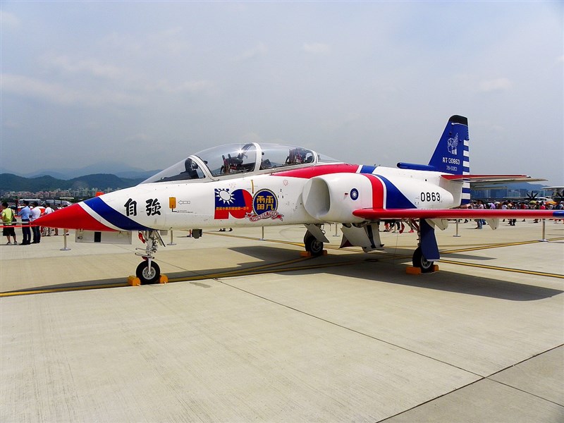 AT-3教練機由台灣航空發展中心自行研究設計與製作,空軍官校在民國74年換裝作為高級飛行訓練使用,服役迄今。(圖取自維基共享資源網頁;作者玄史生,CC BY-SA 3.0)