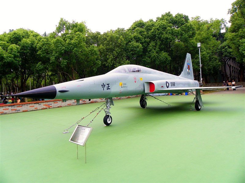 空軍一架F-5E戰機飛官朱冠甍上尉29日殉職。國防部發文弔念感謝朱冠甍用生命捍衛領空安全,守護國人平安。圖為F-5E同型戰機。(圖取自維基共享資源網頁;作者玄史生,CC BY-SA 3.0)