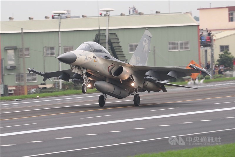 IDF型經國號戰機主要任務為空對空、空對面作戰,武器系統配備自製天劍一型、天劍二型飛彈,為捍衛台海安全的主力機種。(中央社檔案照片)