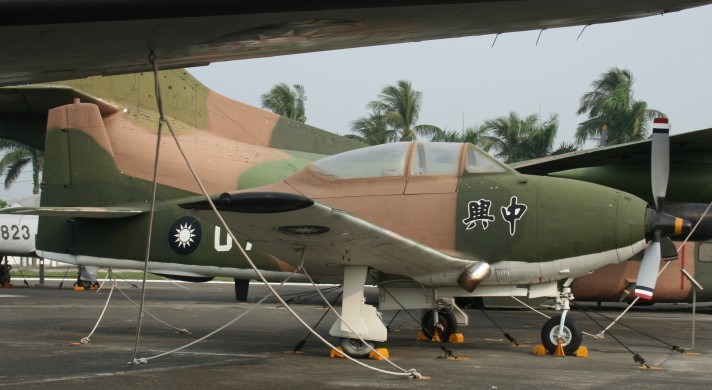 中興號教練機民國59年由台灣航空發展中心自行設計製造而成,空軍官校於民國65年正式作為飛行訓練機,並在82年除役。(圖取自維基共享資源網頁;作者Michel Teiten,CC BY 2.5)