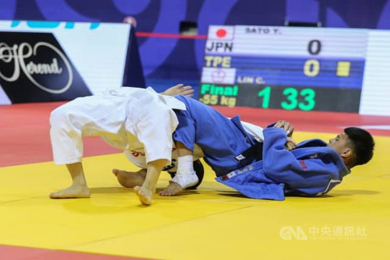 柔道小將、國立台東大學附設體育中學生林崇佑(右),25日晚間在2019年哈薩克世界青少年柔道錦標賽冠軍戰擊敗日本選手,成為台灣在世青少奪金第一人。(取自IJF官網)中央社記者盧太城台東傳真 108年9月26日