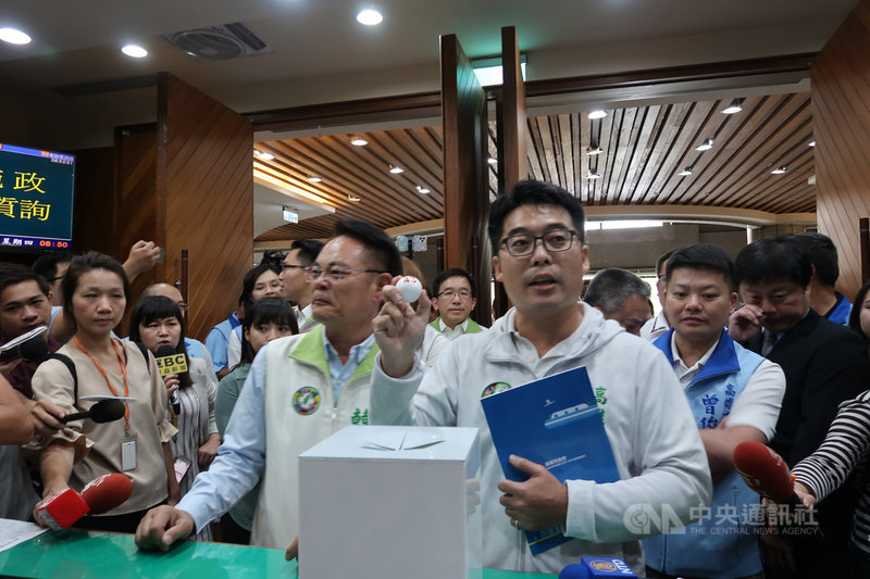高雄市議會修定日程表，下午6時準時散會，備詢官員也能準時下班。因應日程表變革，議員26日一早就登記透過抽籤決定發言機會；第一個報到登記的民進黨市議員邱俊憲（前右）抽到43號，今天無緣質詢。中央社記者王淑芬攝 108年9月26日