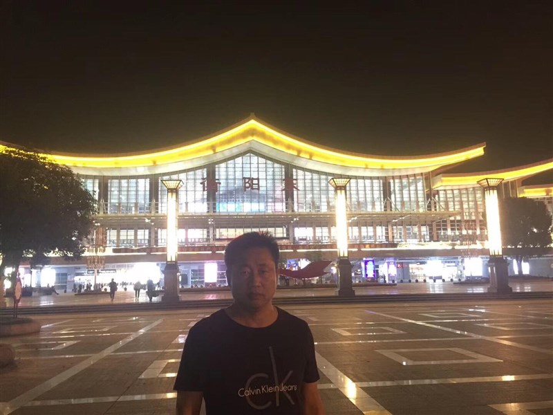 維權網報導,中國知名維權律師謝陽25日晚間被數名荷槍實彈的特種警察控制在酒店之中,截至26日中午仍失聯。(圖取自twitter.com/709chenguiqiu)