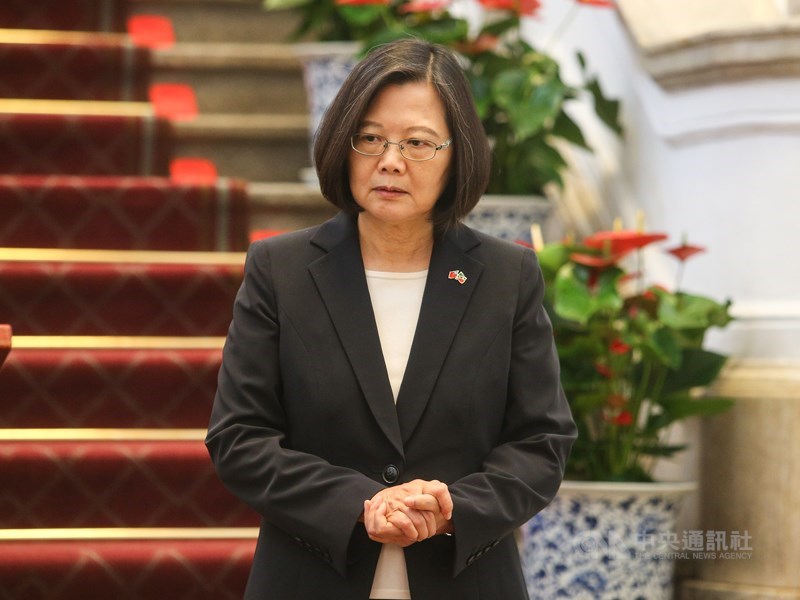 多所大學校園傳出連儂牆衝突事件,總統蔡英文26日表示,台灣是民主國家,不是極權的地盤,不會接受用暴力的方式,對待不同意見的人。(中央社檔案照片)