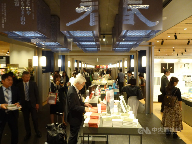 誠品生活日本橋店開業,隨誠品到日本橋展店的台灣業者首日吸引不少人潮。中央社記者楊明珠東京攝 108年9月27日