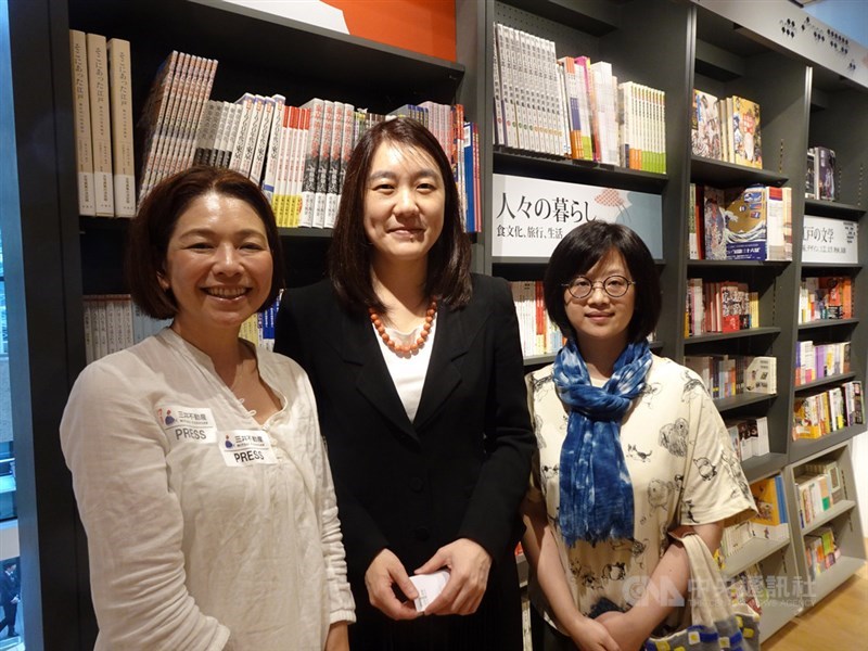 誠品董事長吳旻潔(中)在誠品生活日本橋書店,與在日推廣台灣創作的黃碧君(右)及日籍友人合影。中央社記者楊明珠東京攝 108年9月27日