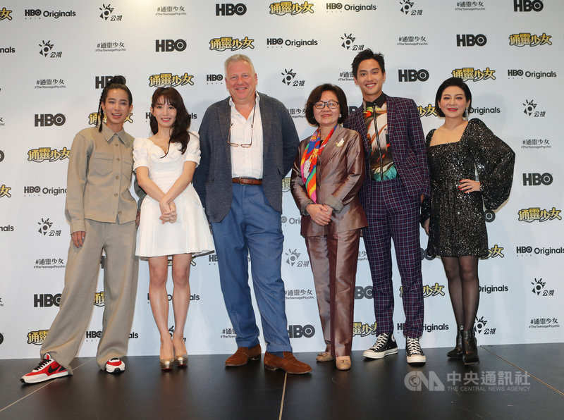 戲劇「通靈少女」第2季將播出,27日舉行記者會,演員温貞菱(左起)、郭書瑤、HBO Asia執行長施鵬騌、公廣集團董事長陳郁秀、范少勳及王彩樺到場為戲宣傳。(HBO Asia提供)中央社記者陳秉弘傳真 108年9月27日