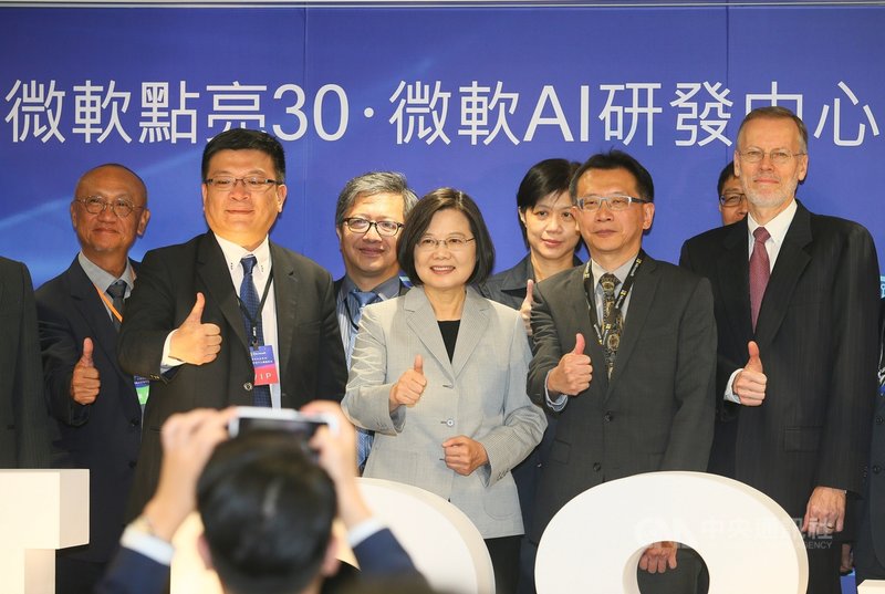 總統蔡英文(前左2)、美國在台協會(AIT)處長酈英傑(Brent Christensen)(前右)等人,27日出席台灣微軟點亮30、微軟AI研發中心擴建落成典禮。中央社記者謝佳璋攝 108年9月27日